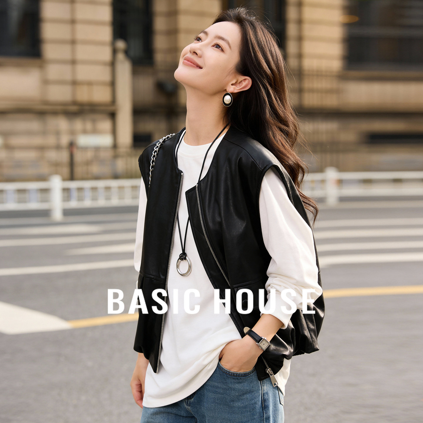 Basic House/百家好酷飒风圆领宽松马甲背心女冬黑色拉链夹克外套