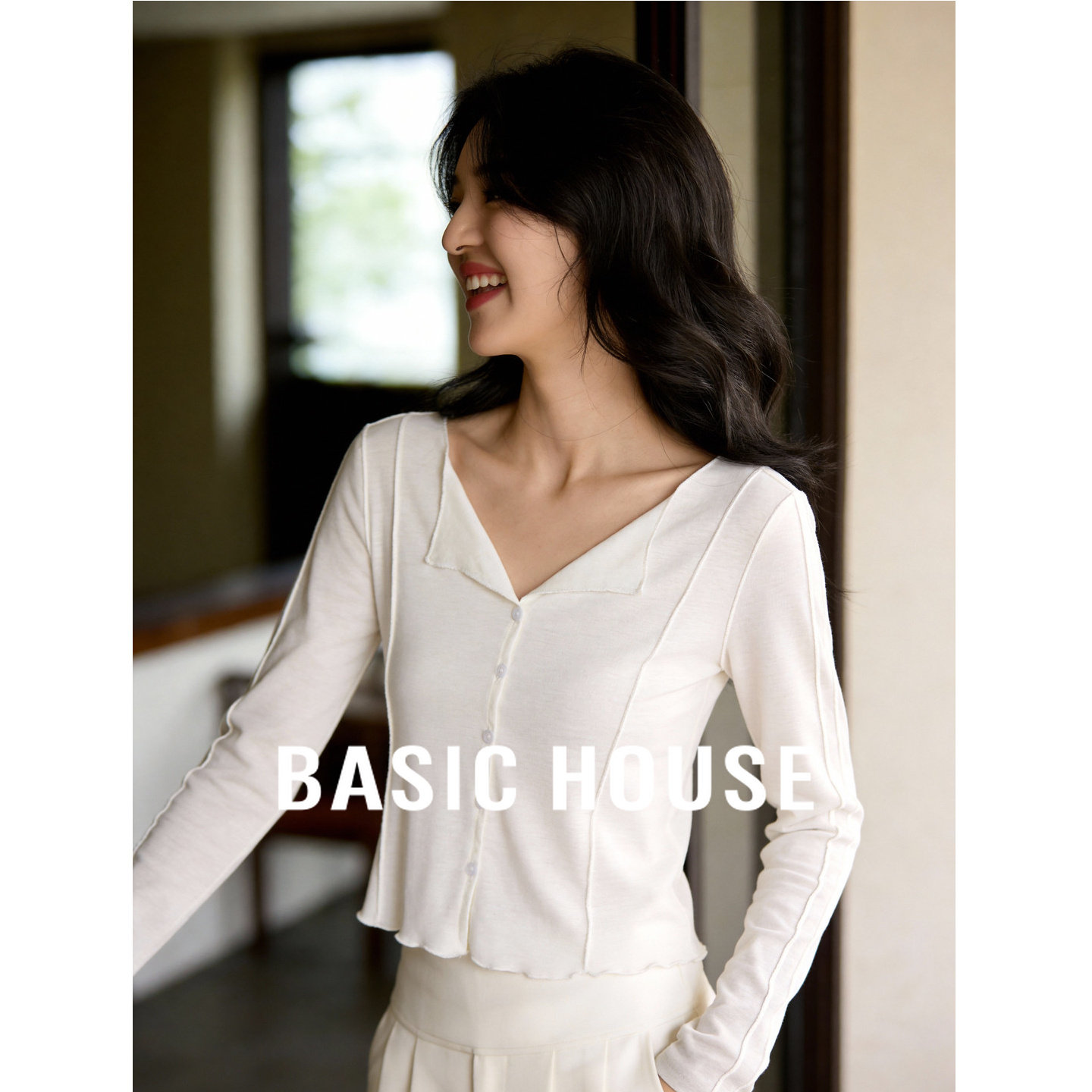 百家好软糯亲肤白色长袖T恤女春装小翻领设计感短款修身显瘦上衣