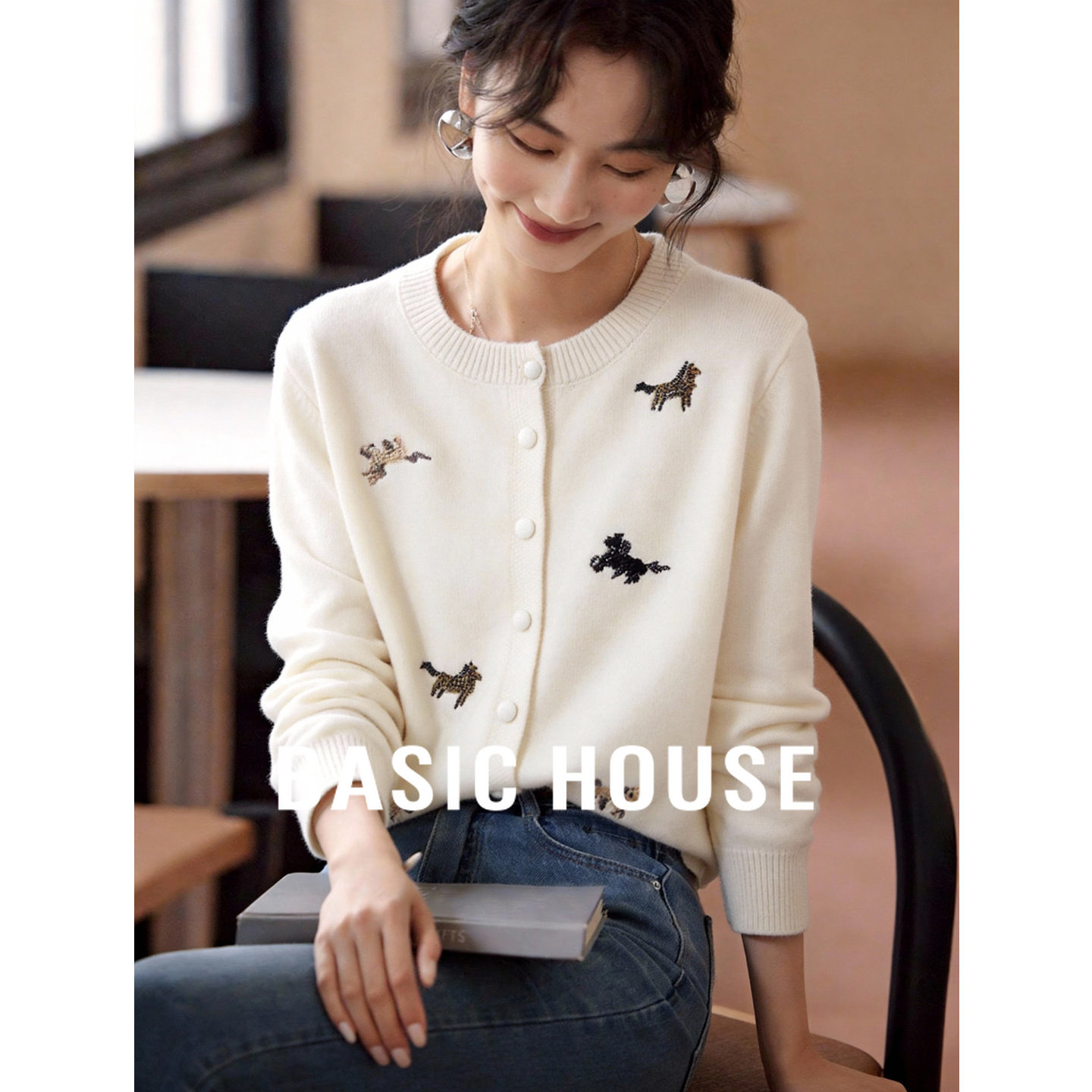 Basic House / 百家好小马钉珠米白针织开衫女温柔风圆领毛衣外套,女装/女士精品,毛衣,淘宝优惠券,粉丝福利购,淘宝优惠卷