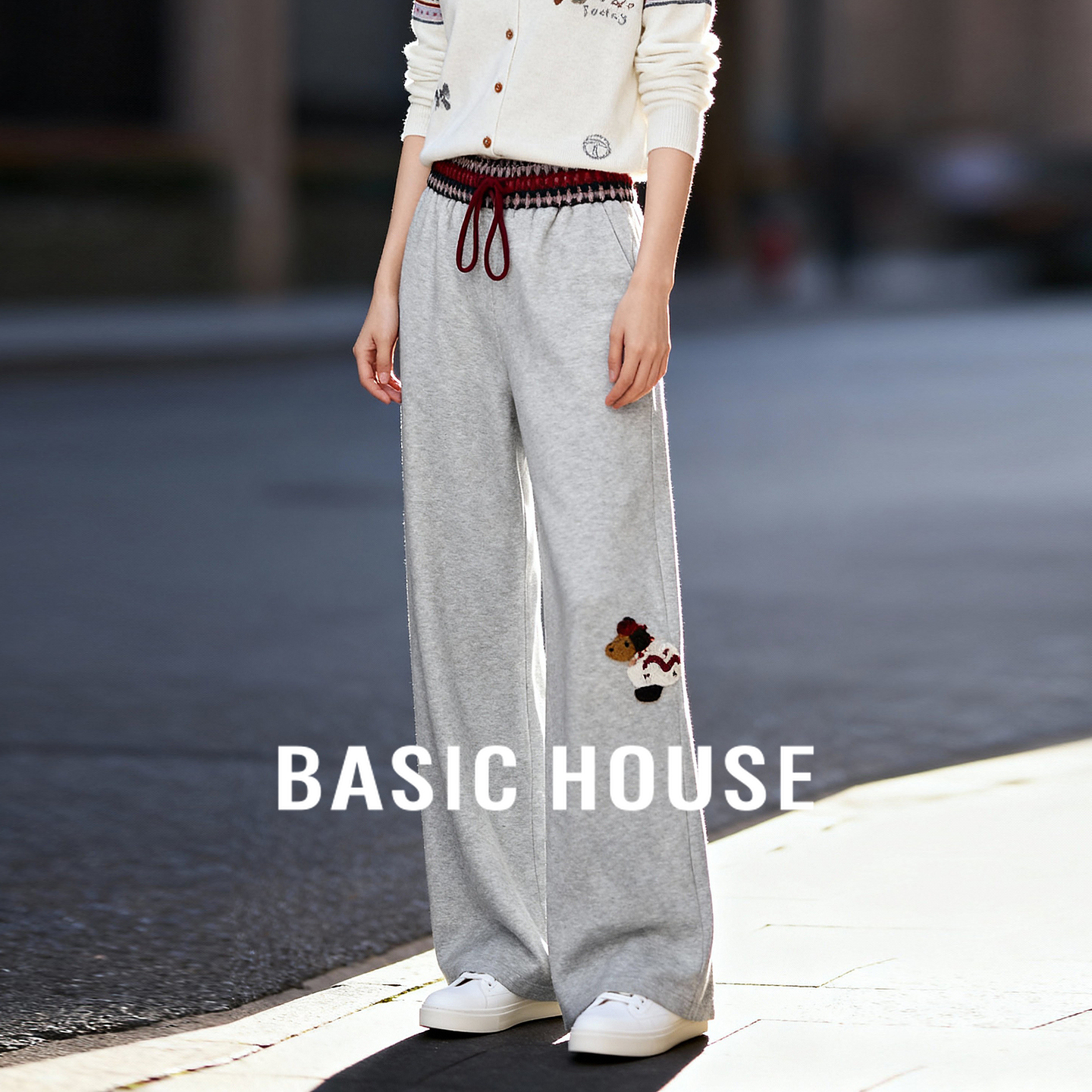 Basic House/百家好浅灰色卡通刺绣抽绳阔腿裤女秋季休闲宽松卫裤