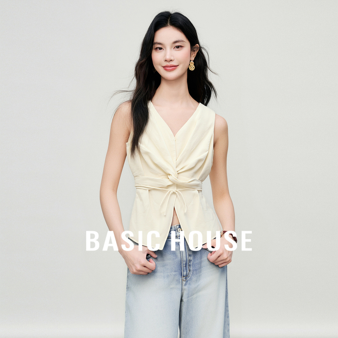 Basic House/百家好交叉褶皱V领无袖上衣夏季新款简约时尚马甲女