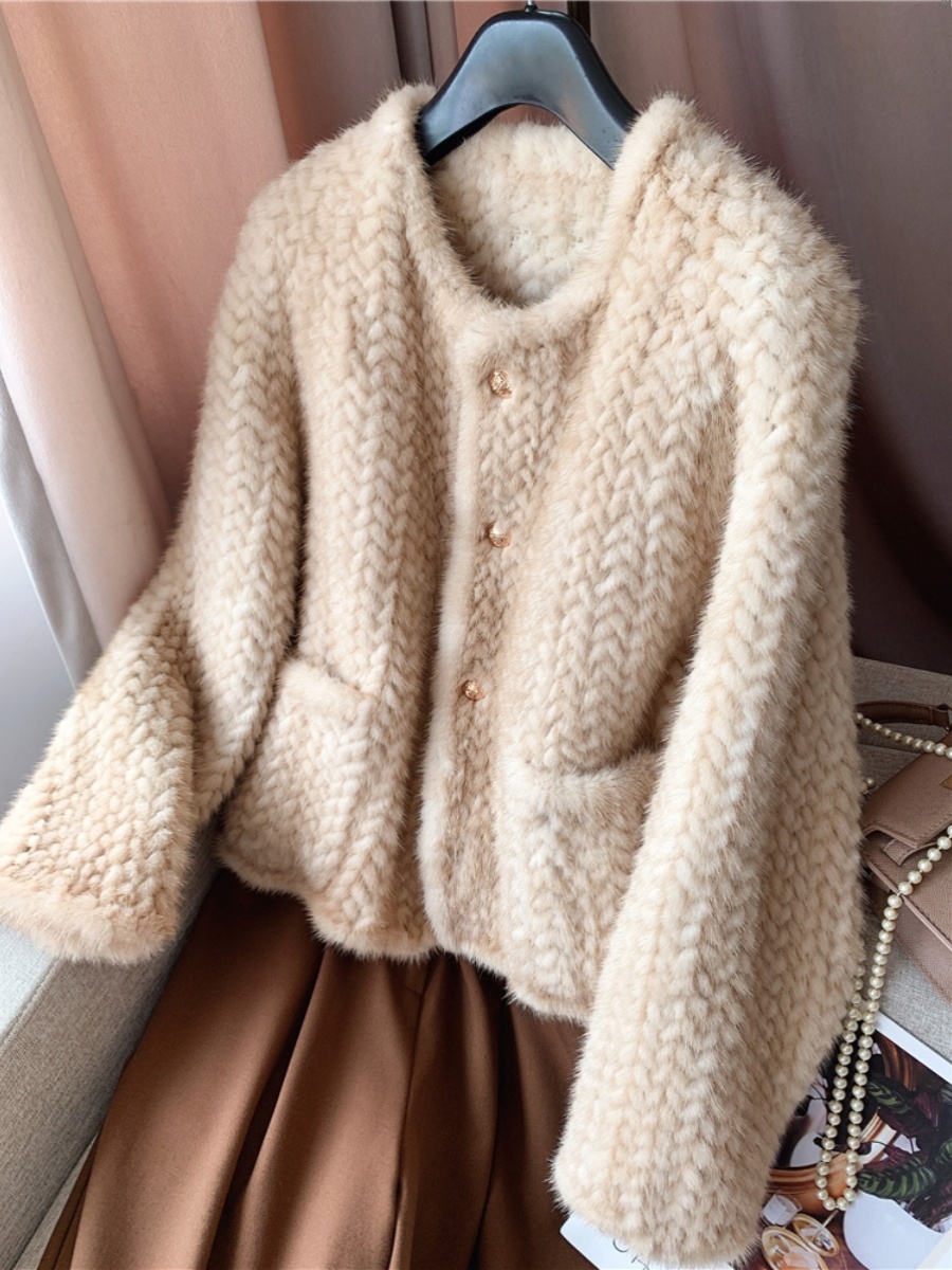 2025新款欧版高端气质名媛上衣小香风超好看米色水貂绒外套女秋冬