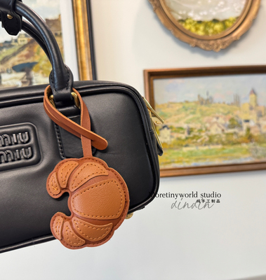 手工焦糖牛角包皮质皮革包包挂件车钥匙挂饰小众创意礼物精致配饰