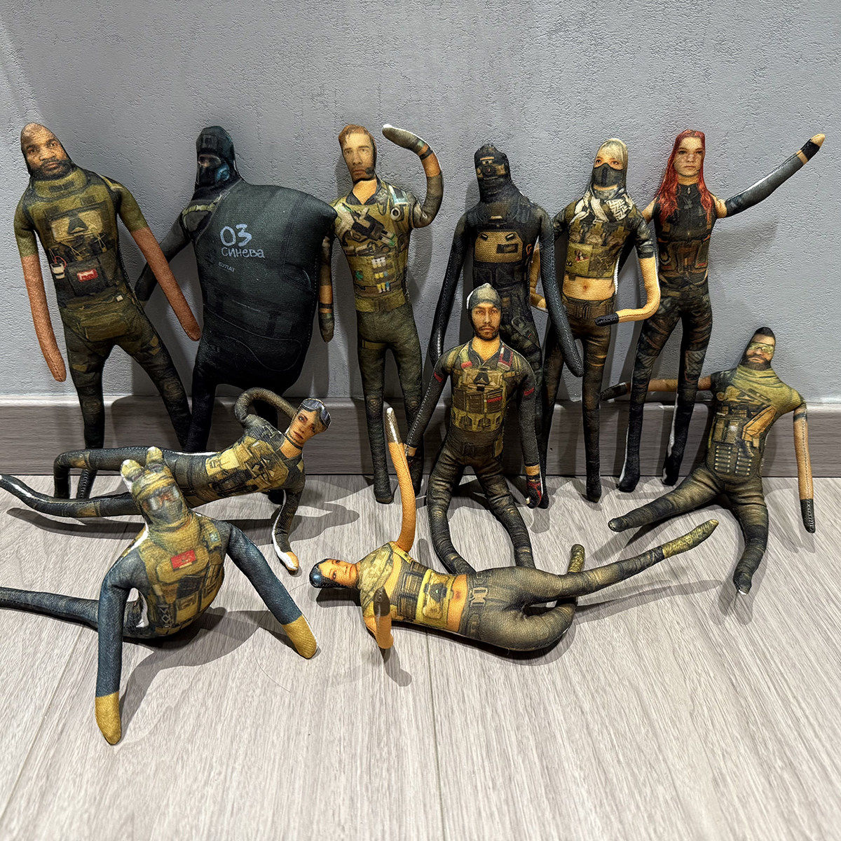 三角洲行动老鼠干无白边内置铁丝骨架随意凹造型抽象玩偶公仔