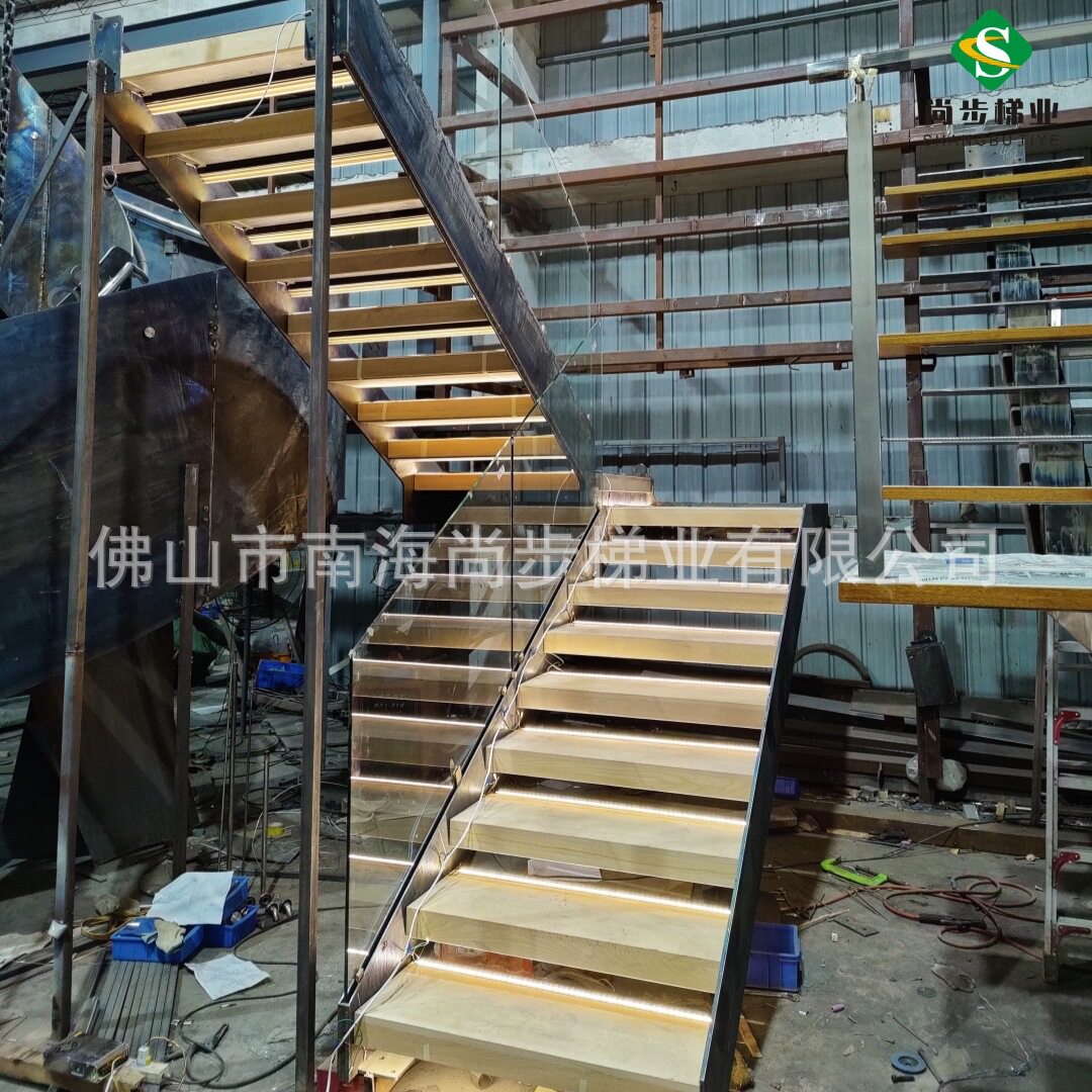 别墅家用钢木楼梯实木榉木踏步含led灯带玻璃护栏定制防滑LED