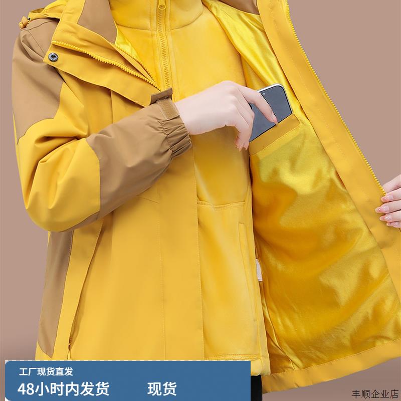 三合一女士冲锋衣妈妈款2025新款秋冬款时尚洋气宽松加绒加厚外套