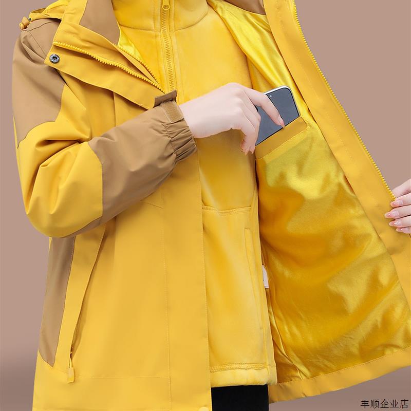 三合一女士冲锋衣妈妈款2025新款秋冬款时尚洋气宽松加绒加厚外套