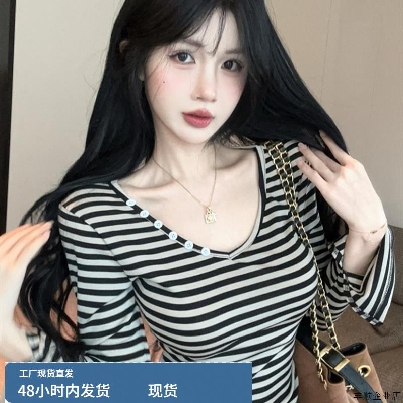 辣妹风覆古条纹设计感长袖T恤女早秋新款收腰显瘦V领喇叭袖短上衣