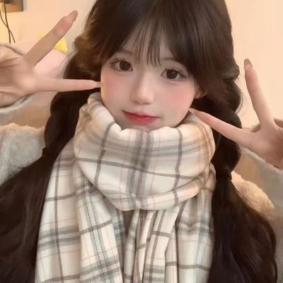 奶呼呼米色高级感格子围巾
