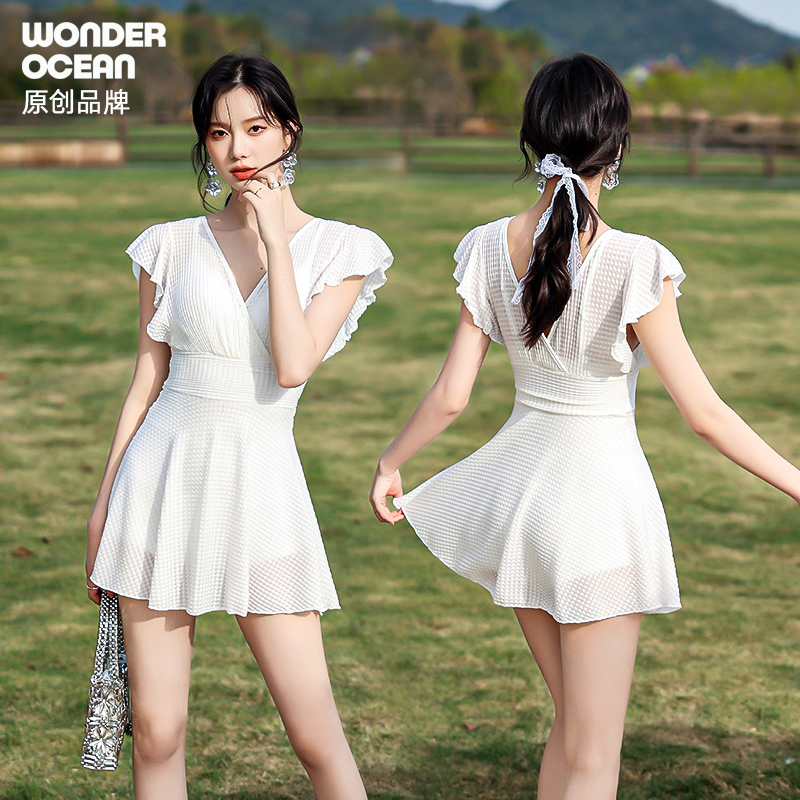 2025高级感泳衣女大码连体裙式小胸聚拢性感温泉度假泳装遮肚显瘦