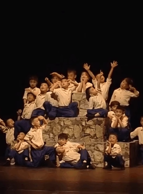 新小荷风采大院里的小男孩表演服物五四青年童装宝蓝色裤子演出服