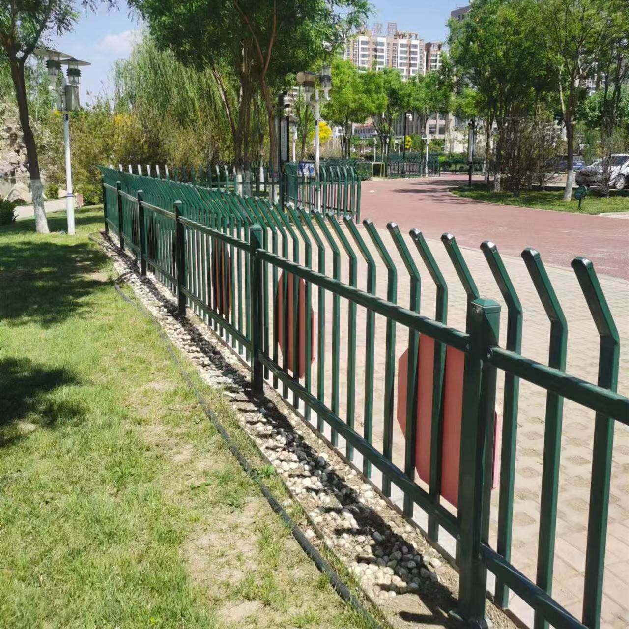 黑龙江锌钢草坪护栏铁艺花坛围栏户外城市政绿化道路隔离栏杆花圃