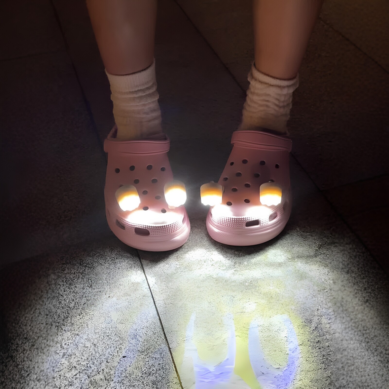 女生夜路神器发光鞋扣可调常亮图片