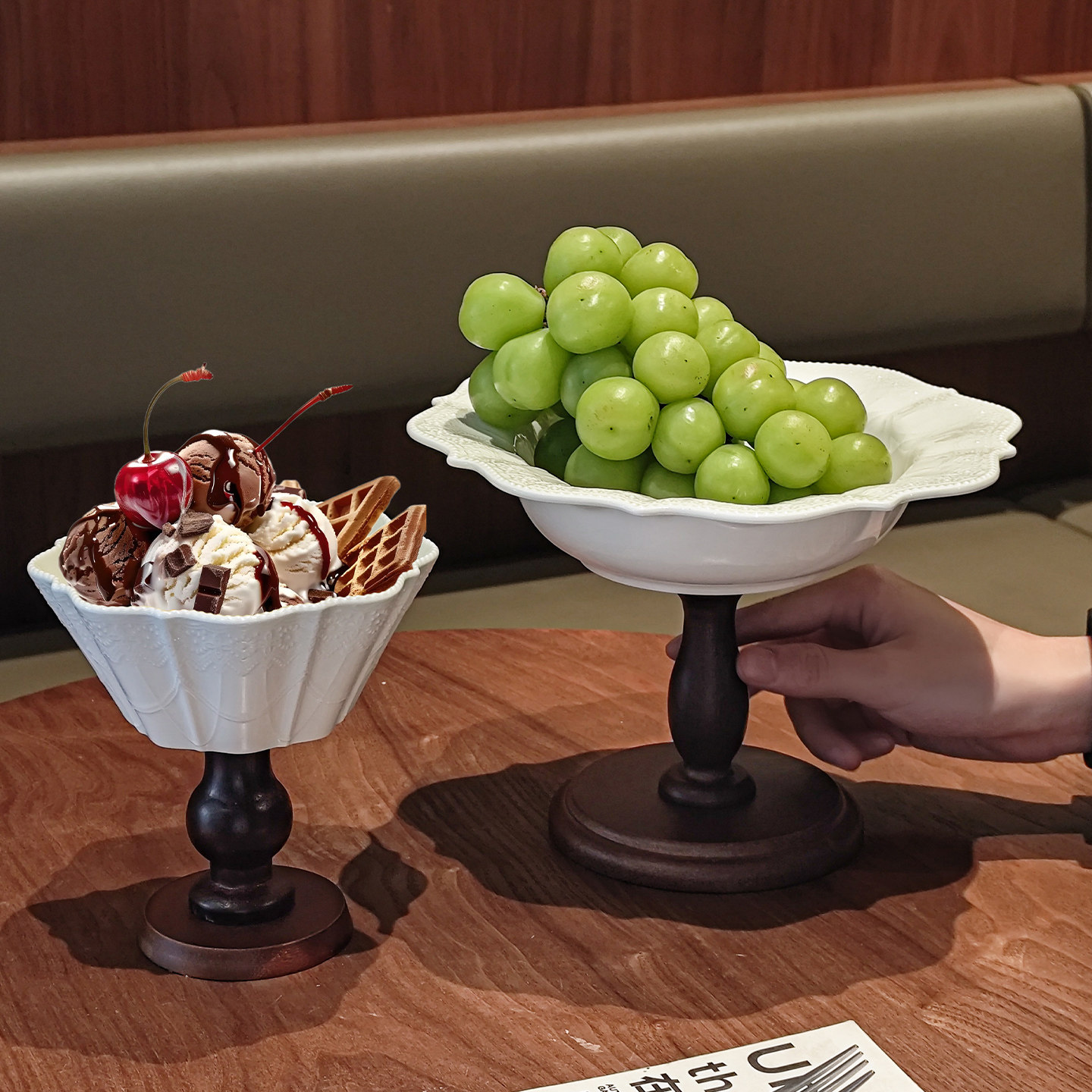 家用陶瓷高脚浮雕果盘纯白高颜值釉下彩新款干果点心水果盘子个性