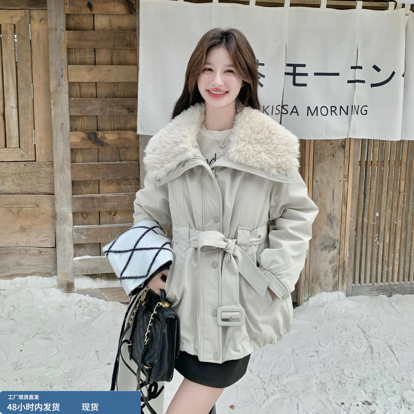 米白色羊羔毛拼接翻领羽绒服女2025年冬季新款韩版收腰白鸭绒外套