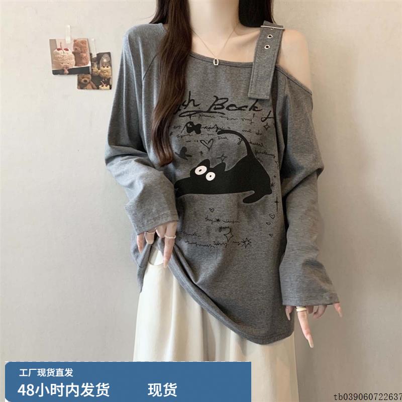 大码遮肚子美式印花斜肩长袖T恤打底衫春秋胖mm宽松显瘦露肩上衣