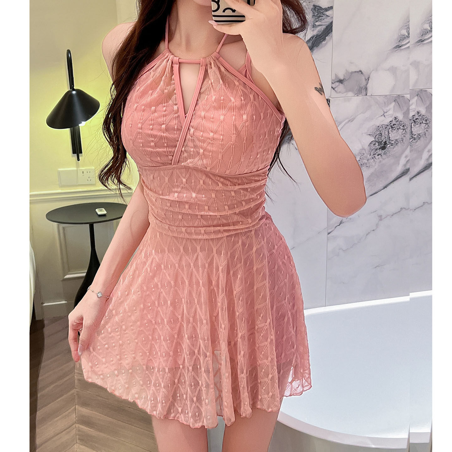 挂脖连体泳衣女收腰系带挂脖裙式温泉泡私汤高级感2026新款绝美