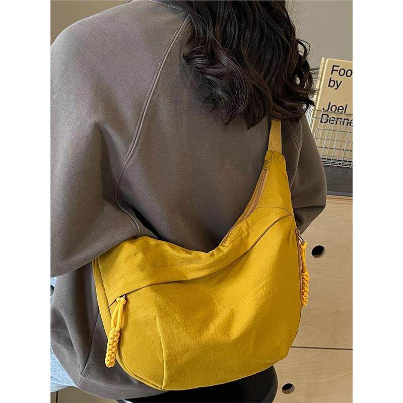 帆布包女士2026新款酒红色饺子包女学生上班通勤带拉链单肩斜挎包