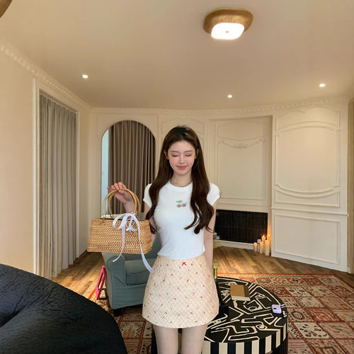 SHE U 少女韩系休闲风烫钻樱桃图案T恤2026春季新款显瘦百搭上衣