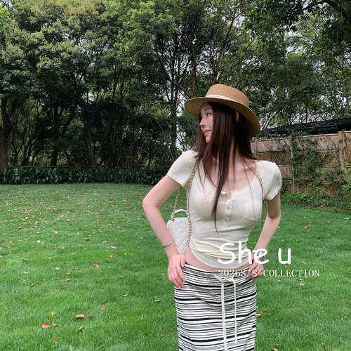 SHE U 韩系简约风正肩上衣女2026夏季新款百搭纽扣修身T恤
