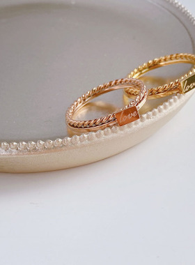 韩版简约钛钢戒指女麻花英文牌情侣对戒小众轻奢冷淡风食指潮饰品