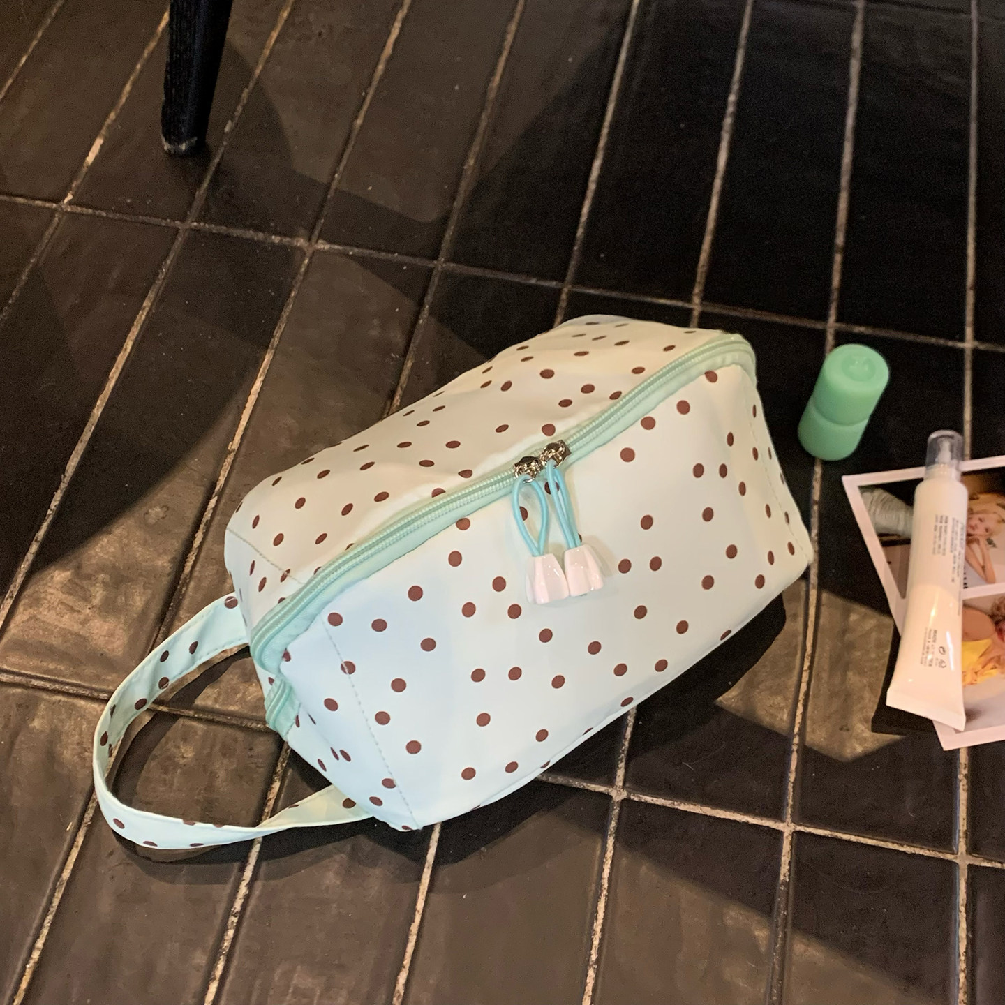 化妆包女2026新款可携式旅行洗漱包简约大容量手提立式化妆品包包