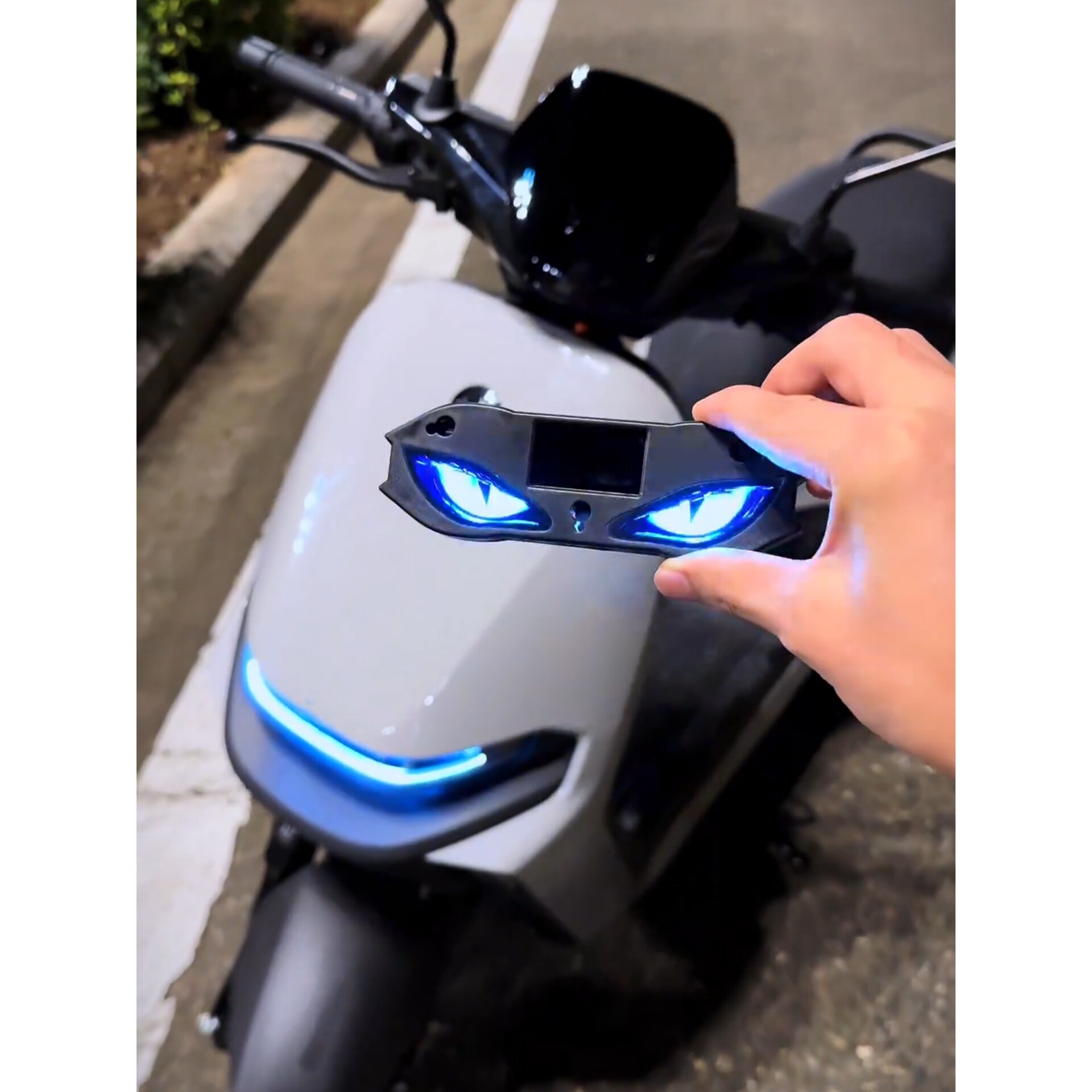 创意LED恶魔之眼电动车蓝色发光眼睛车载吸盘警示灯电车尾眼睛灯