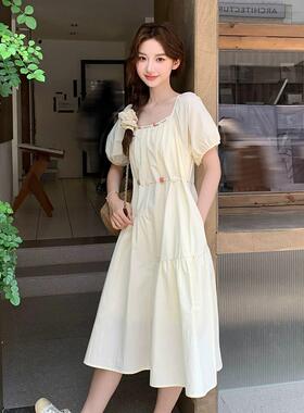 米黄色方领连衣裙女夏季2026年新款宽松显瘦高级感收腰减龄长裙子