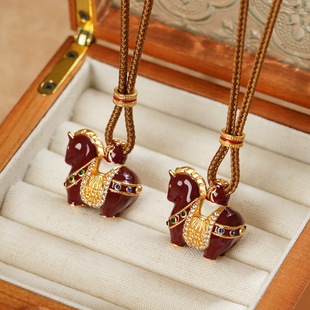新中式红色珐琅滴釉小马吊坠编绳项链女小众设计高级感长款毛衣链