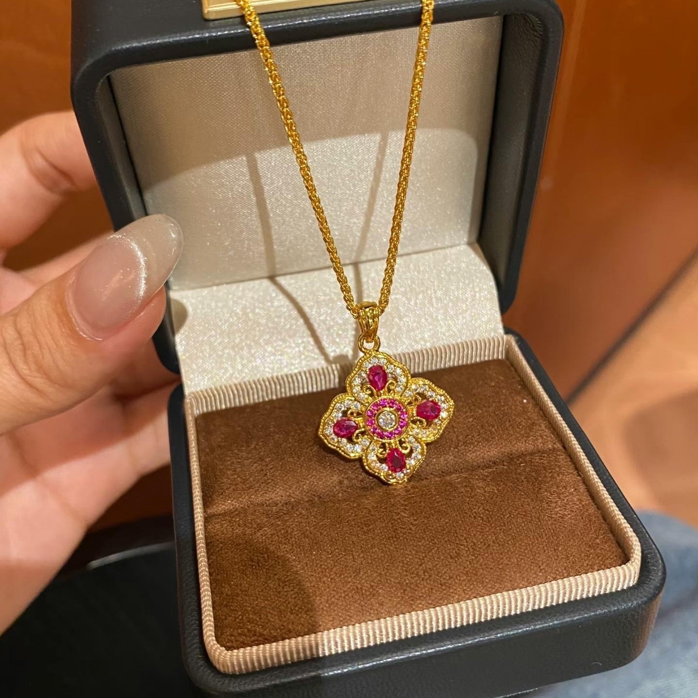 新中式鸽血红锆石镂空雕花四叶草项链女轻奢小众编绳毛衣链锁骨链,饰品/流行首饰/时尚饰品新,项链,淘宝优惠券,粉丝福利购,淘宝优惠卷