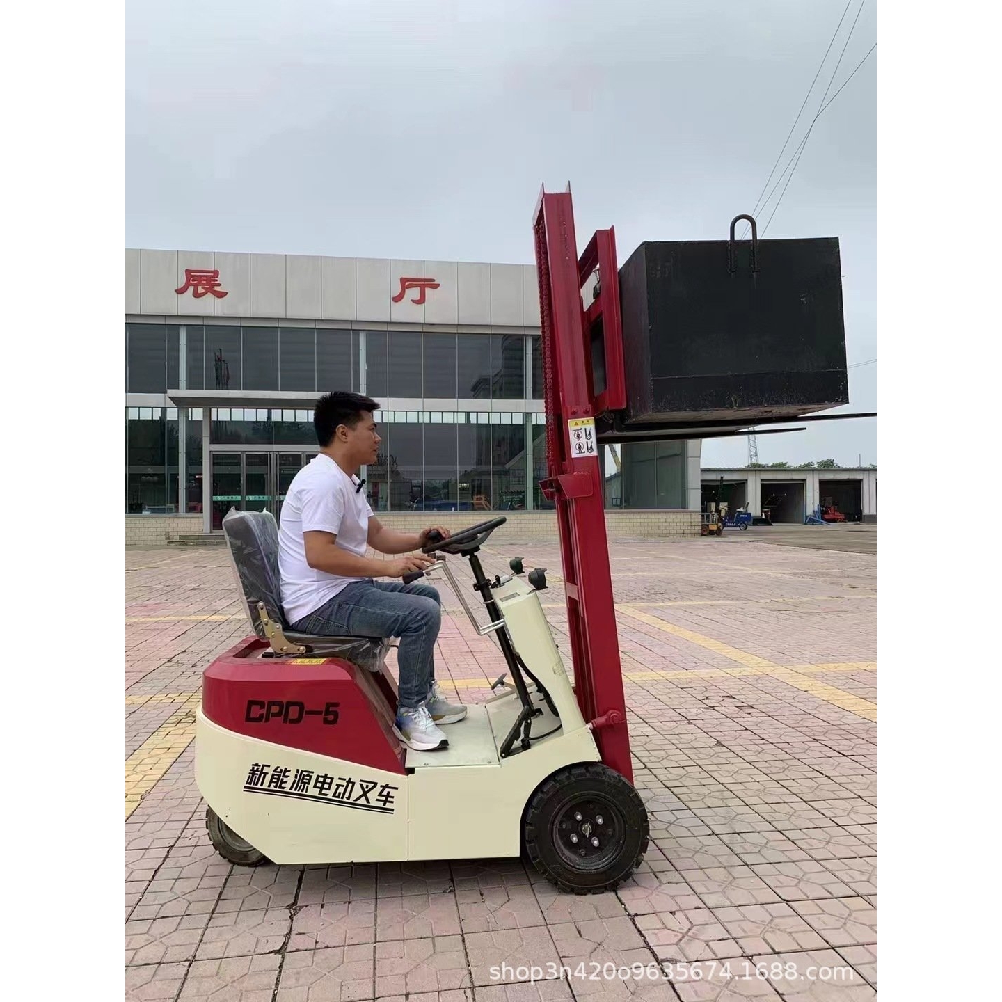 跨境叉车１.５吨小型液压２吨平衡重四轮座驾式锂电３吨电动叉车