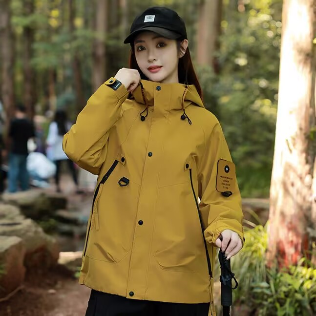 鸭鸭春季外套情侣款冲锋衣登山服