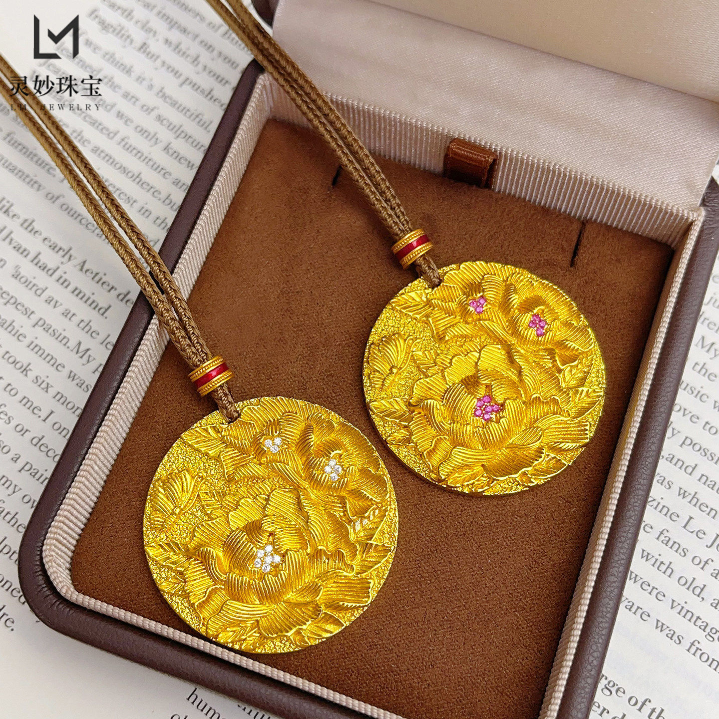 越南沙金不掉色点钻富贵满堂牡丹圆牌吊坠项链錾刻牡丹花仿真金色
