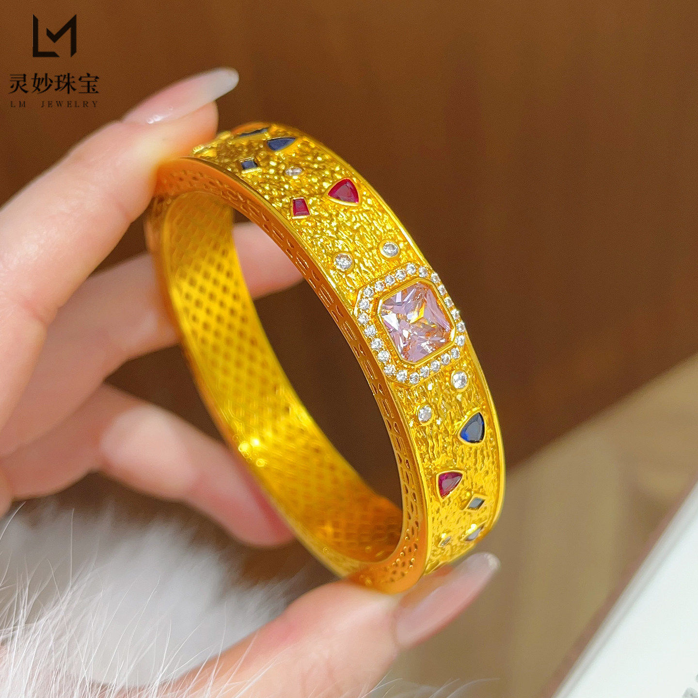 越南沙金999粉钻方糖彩宝卡扣手镯宽面锤纹多巴胺防真黄金手镯子