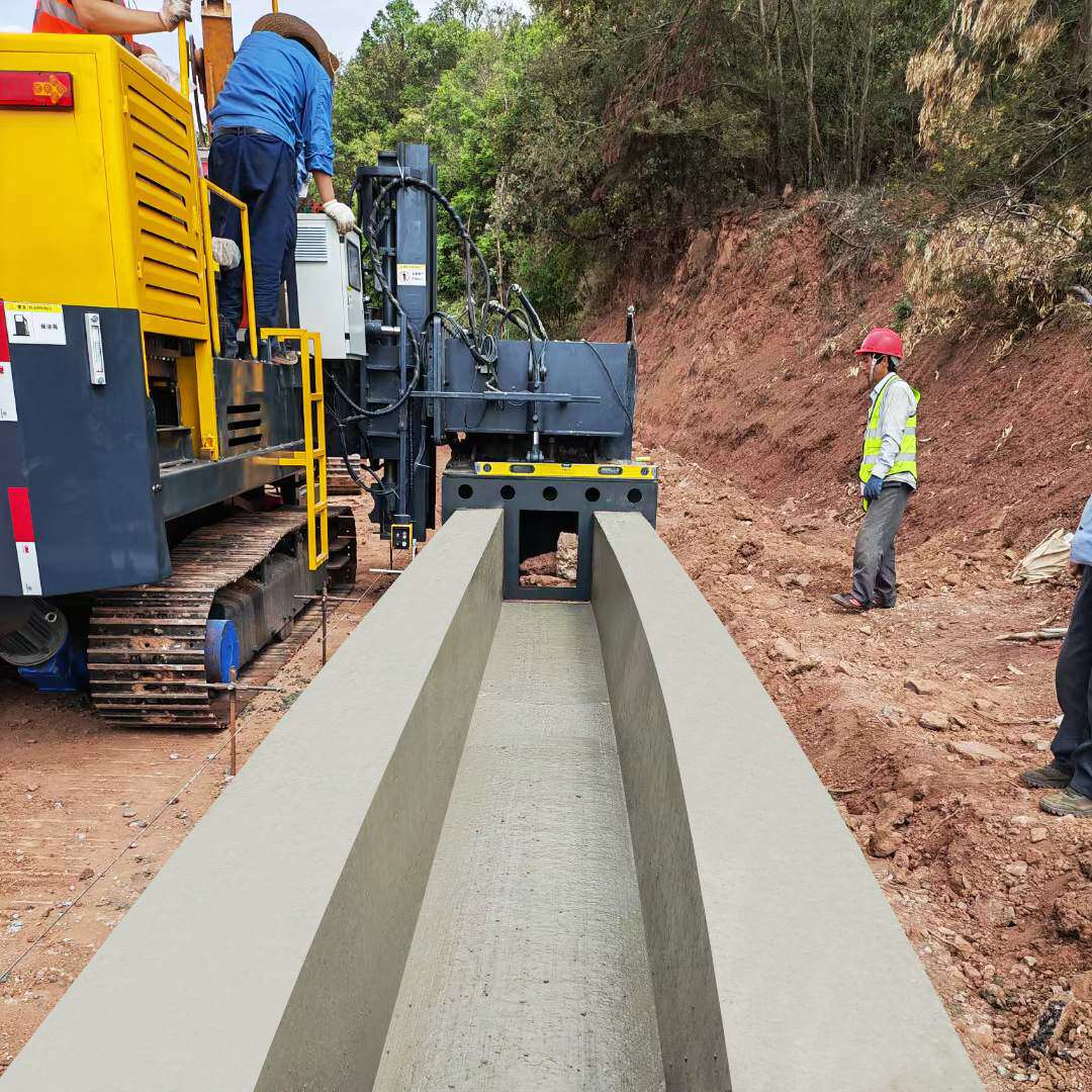 润沃工程筑路机械 排水沟防撞墙滑模机 路缘石路肩滑膜成型机可租