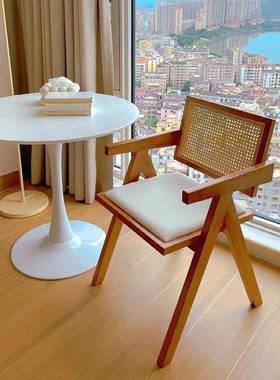 北欧藤编椅子简约昌迪加尔扶手实木餐椅家用客厅奶茶店休闲椅