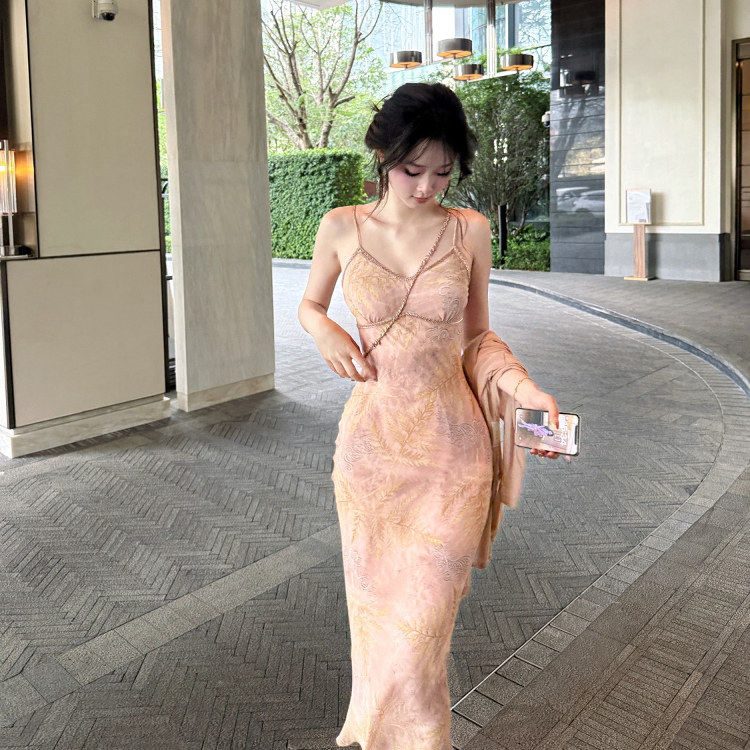 章蜜糖 美到落泪肤若凝脂般 白嫩温柔纯欲重工斜裁显瘦吊带连衣裙