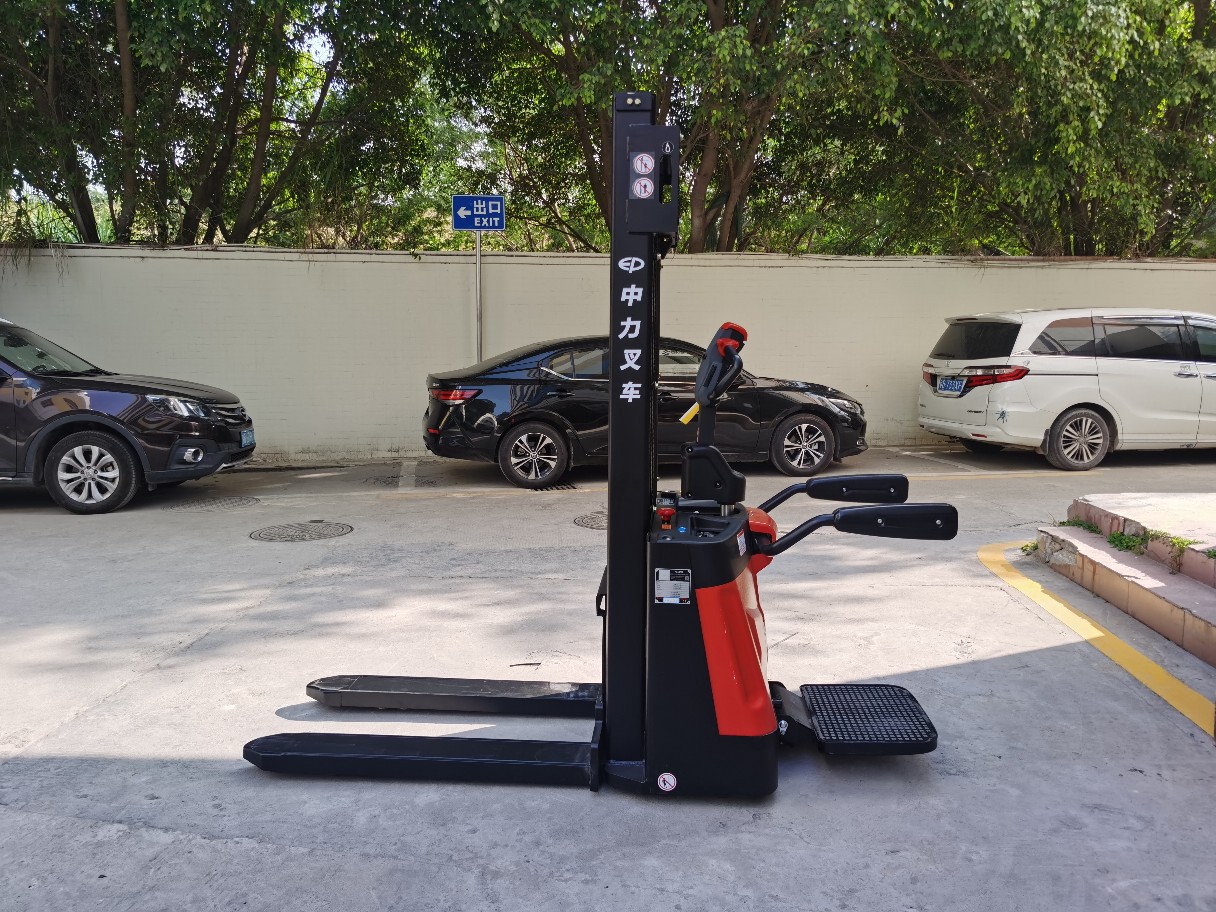 中力全电动踏板堆高车1.5吨
