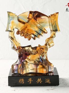 携手共进握手奖杯琉璃公司企业办公室商务礼品定制装饰工艺品摆件
