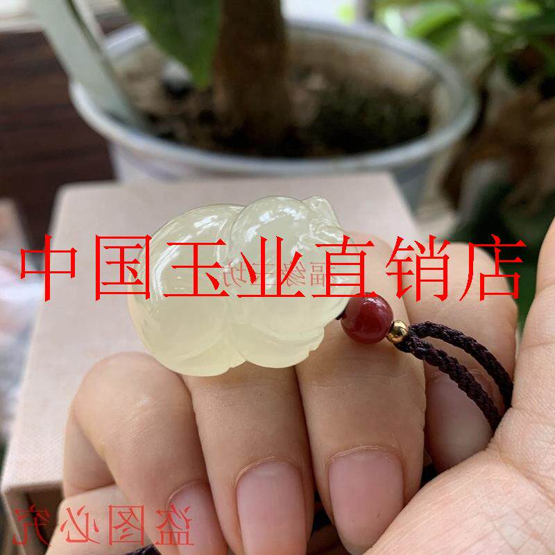 和田玉色青白玉生肖猪手把件挂件新疆且末料金猪发财猪把件玉佩