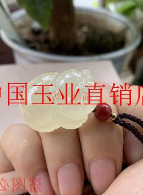 和田玉色青白玉生肖猪手把件挂件新疆且末料金猪发财猪把件玉佩