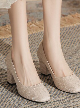 方头高跟鞋高端蕾丝透气粗跟大码41一4E3脚宽胖肥小码单鞋女31323