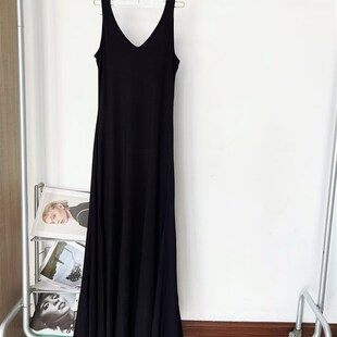 区区 V领黑色吊带连衣裙女夏季新款收腰显瘦长裙修身长款裙子欧阳