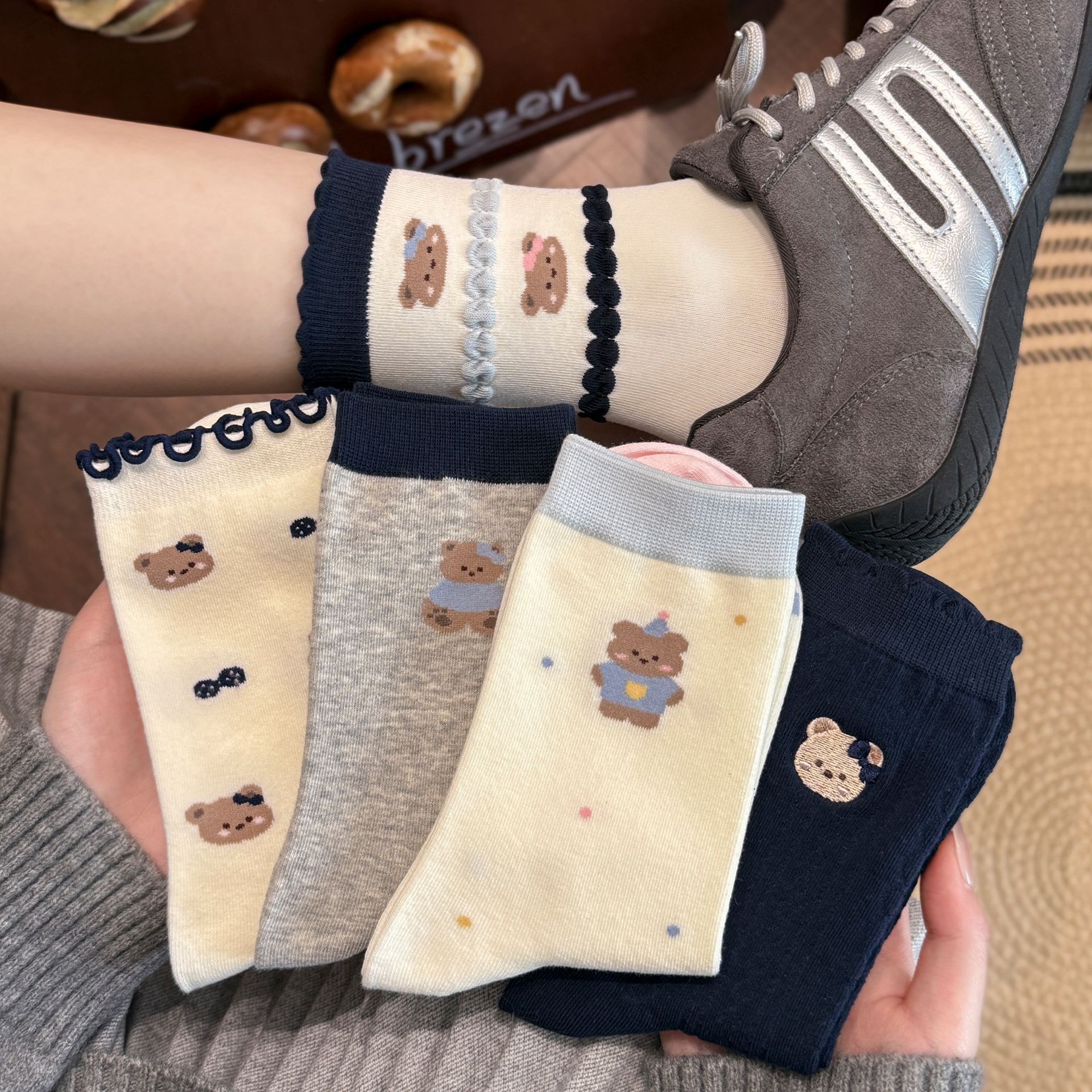 春秋女日系刺绣小熊棉中筒袜