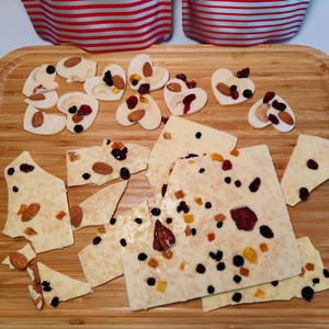 艾诗浓炒酸奶系列150g碎片果干坚果巧克力天津特产浓郁奶脆香散装