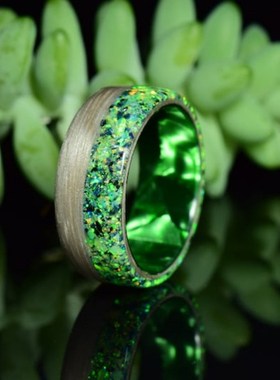 银桉曲木 绿色环氧树脂核心戒指上镶嵌碎绿色蛋白石和黑色电气石