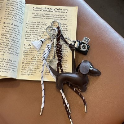 复古小众黑色皮质腊肠小狗包挂件 miu风相机羽毛球包挂编织挂绳