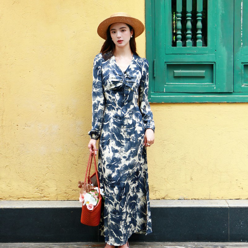 秋季气质长袖连衣裙法式复古V领显瘦时尚百搭度假风泡泡袖长裙女