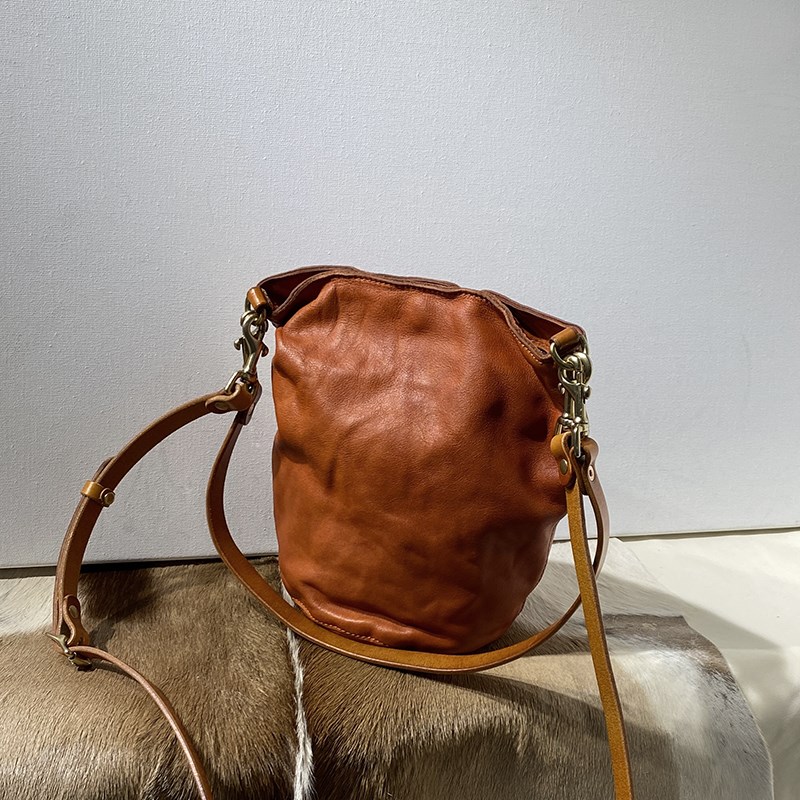 2024新款复古做旧植鞣头层牛皮包小水桶包腋下包女包单肩真皮小包