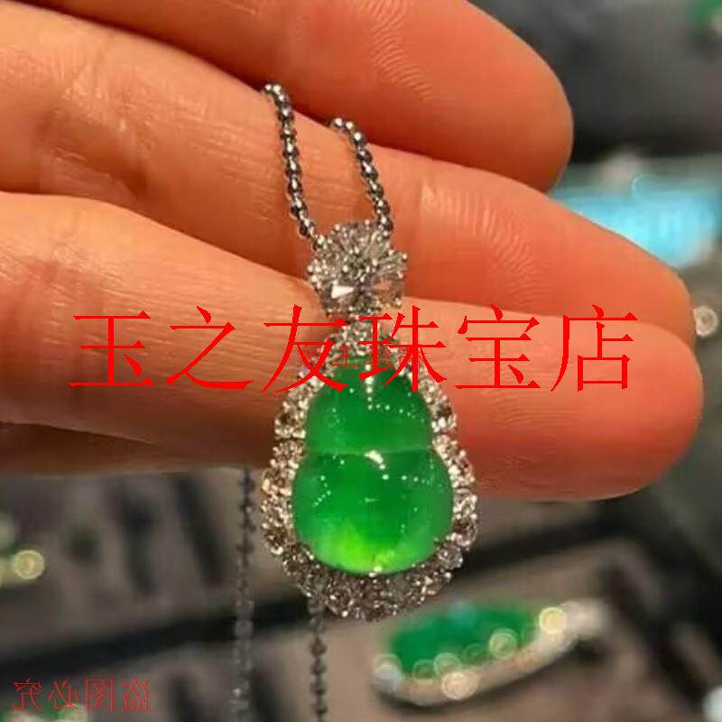 缅甸翡翠色绿玉葫芦吊坠冰种镶钻